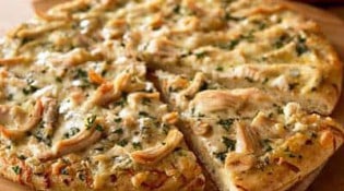 Pizza de Minuit - La pizza blanc de poulet : Crème fraiche, fromage, poulet fumé , pommes de terre