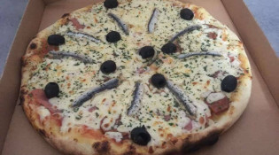 Pizza One - Une pizza au anchois avec olives et câpres