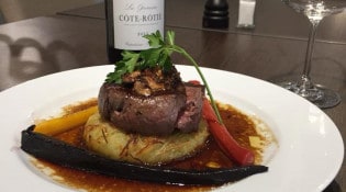 Le Clos de St Cyr - Tournedos façon rossini sur pomme Darphin,carottes et jus corsé