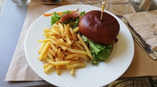 Le Crépuscule - Burger steak, canard, roquefort, confit d'oignon