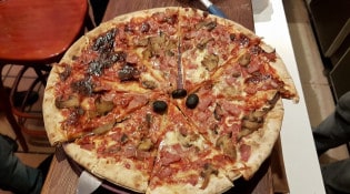 Le Méditerranée - Une pizza