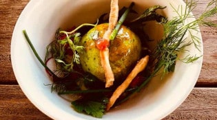 Le Gabale - Tartare de tomates et concombres, dôme de fromage frais et herbe potagère