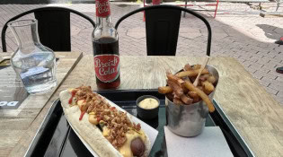 Douggy's - Un hot dog accompagné des frites