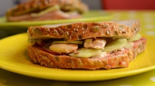 Suzy - Sandwich poulet concombre fromage aux herbes