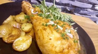 Une Fille et des Quilles - Poulet de 100 jours rôti, pommes de terre & salade