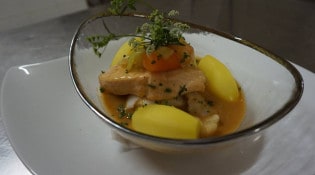 Auberge de l'ombrée - La Bourride du Pêcheur, servie avec une sauce Aïoli, Croûtons et pommes de terre Safranées