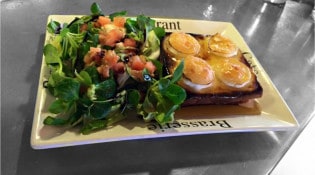 Café de l'Étoile - Croque monsieur Chèvre/Miel, salade mêlée crème balsamique.
