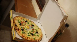 Au four à Bois - Une pizza