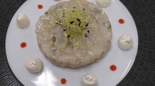 Le Crypto - Le tartare de saint jacques aux huîtres . Une chantilly aux perles de gingembre