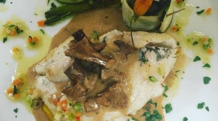 The Sherlock - Filets de saint pierre, sauce aux girolles et ses légumes 