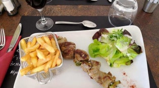 Boucherie de la Vallée de la Marne - Brochette de bison accompagnée de frites et de salade