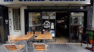 Au Grand Sérieux - La façade du restaurant