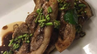 Au Grand Sérieux - Carré de porcelet vinaigre de grenade d'Iran asperge sauvage huile nouvelle.