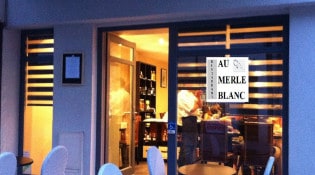 Au Merle Blanc - La façade du restaurant