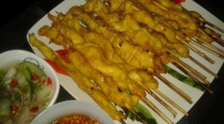 Khao-Thip - Kai saté : brochettes de poulet et sa sauce saté ( sauce cacahuétes ) 