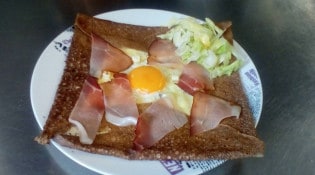 Le petit malouin - La galette du moment chèvre oeuf jambon de pays 