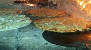 Pizza Fabio - Des pizzas en cours de cuisson 