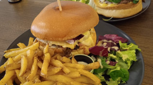 Orge Et Houblon - Burger avec des frites
