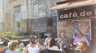 Café de la Mairie - La façade du restaurant avec la terrasse 