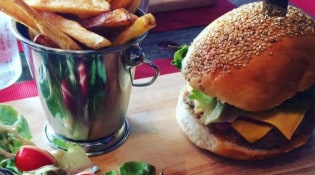 Cafe Gamelle - Un burger et frites 