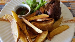 Le Guethenoc - Une souris d'agneau avec des potatoes maison