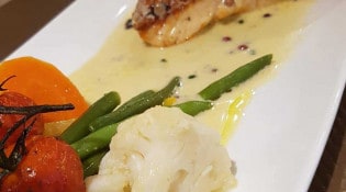 Fratelli - Steak de saumon accompagné de légumes croquants
