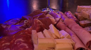 Bbc - Une planche de charcuteries et de  fromages