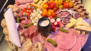Bbc - Une autre planche de charcuteries et de fromages