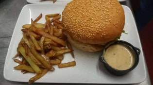 Auberge du goupil - Un burger, frites 