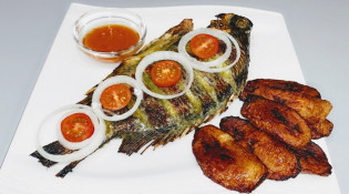 African Taste - Poisson braisé, frites de banane plantains