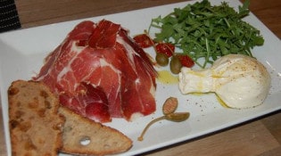Autour de Vous - Un jambon bellota de los pedroches et d'une mozzarella burrata, le tout nappé par une sublime huile d'olive d' estoublon en monovariétale grossane