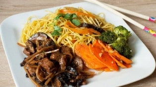 Lucky Panda - Canard au gingembre accompagné de nouilles sautées aux légumes