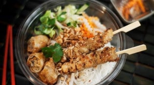 Lucky Panda - Bo bùn brochettes de poulet à la citronnelle