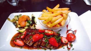 Le Nouvel Atelier - Magret de canard grillé aux fraises et poivre de sichuan