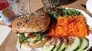 4 Feuilles de thé - un burger, salades