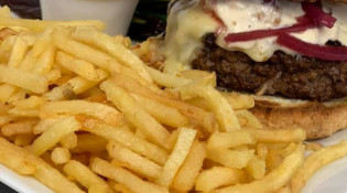 Estaminet Parent - Un burger avec frites
