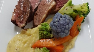 Aux Coeurs Joyeux - Un magret de canard, écrasé de pommes de terres et ses légumes croquants