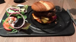 L'Un des Sens - un burger, salade