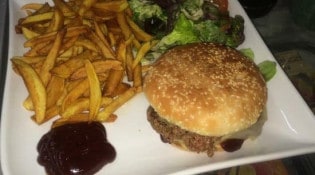 La casa italienne - Un burger avec des frites