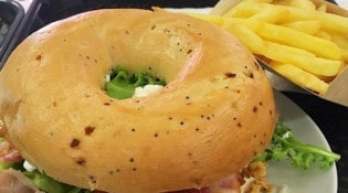 Lily's cake & coffee - Un bagel et frites 