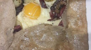 Aux 4 Saisons - Galette de sarrasin, un oeuf un peu de fromage, quelques lardons de canard, une poêle de champignons et terminer par des tranches de pommes de terre avec une bonne salade