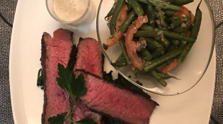LL'indomptable - Entrecôte de boeuf, salade de haricots verts tièdes, sauce au poivre de Penja.