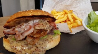 Burgers Fermiers - Un burger: filet mignon de porcs, sauce moutarde à l'ancienne et au miel, lard fumé