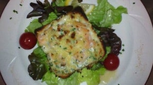 Le Bellevue - La tartine chaude au saumon fumé et à la crème de ciboulette