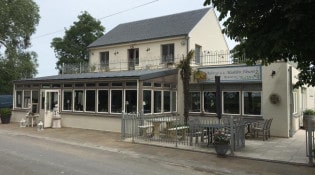 L'Auberge de la Madelon Fleurie - La façade du restaurant avec la terrasse