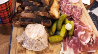 Pub Mac Ewans - Une planche de charcuteries