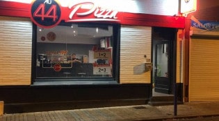 Au 44 Pizza - La façade de la pizzeria
