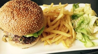 La Maison du Chef - Un burger avec des frites 