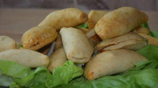 Roots Vegan Food - Empanadillas aux petits pois et à la tomate. 