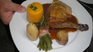 Le Belrem - Pintade aux poires accompagnée de pommes de terre persillées, d'un fagot d'haricots verts et d'un flan de carotte, courgette